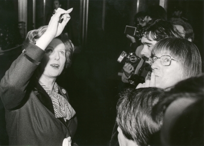 Η Margaret Thatcher μπροστά σε δημοσιογράφους